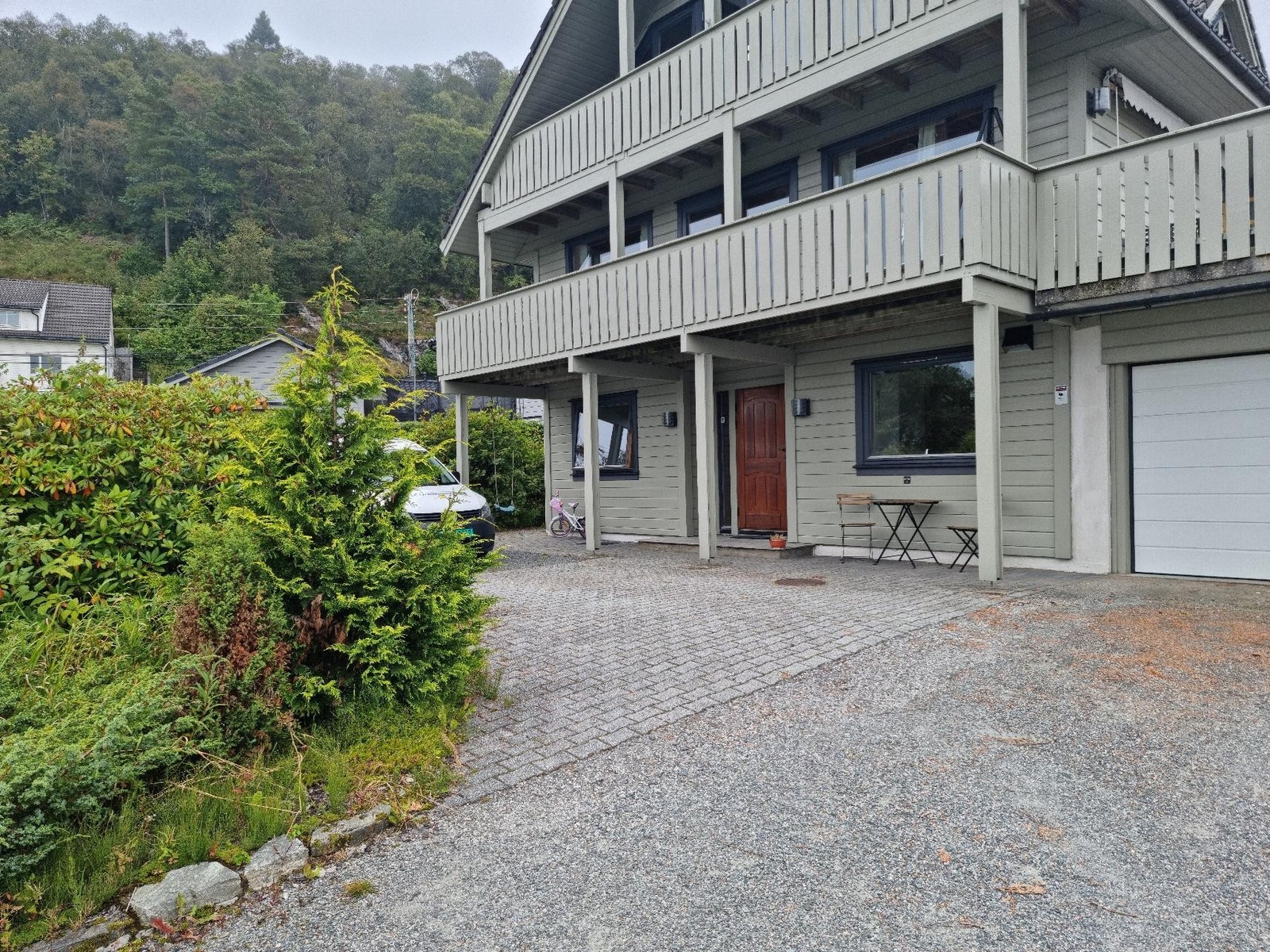Inngangsparti, uteplass og parkering rett utenfor. Galleribilde