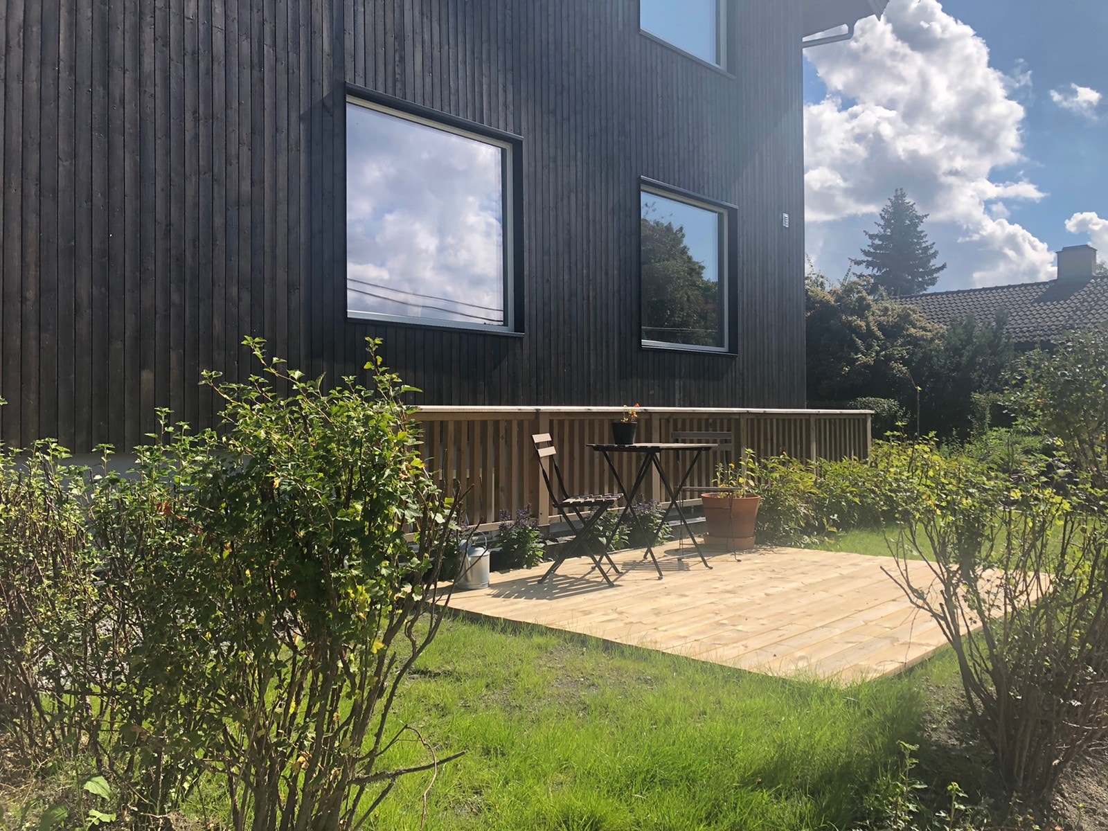 Hybelen har egen vestvendt uteplass. Galleribilde