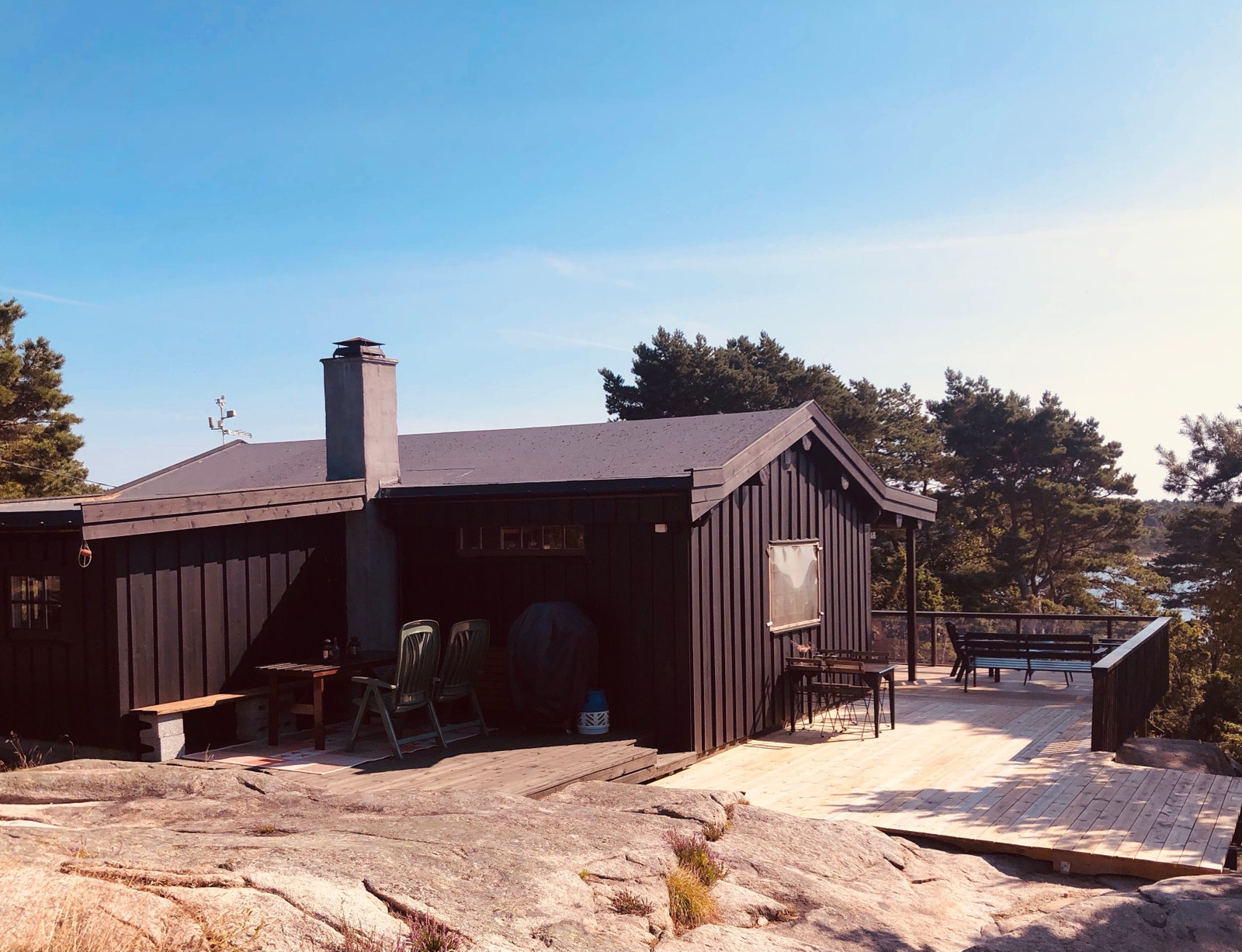 Spise- og grill-plass på kveldssolsiden av hytta Galleribilde