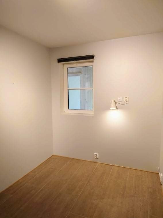 Disponibelt rom brukt som kontor med åpningsvindu mot inngangsparti. Galleribilde