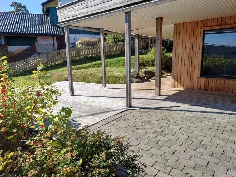 Uteområdet. Noe stenlagt, treplatting og gressplen. Galleribilde