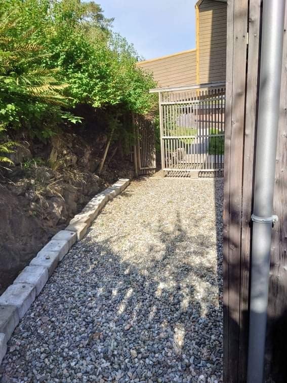 Gruset plass bak leilighet. Galleribilde