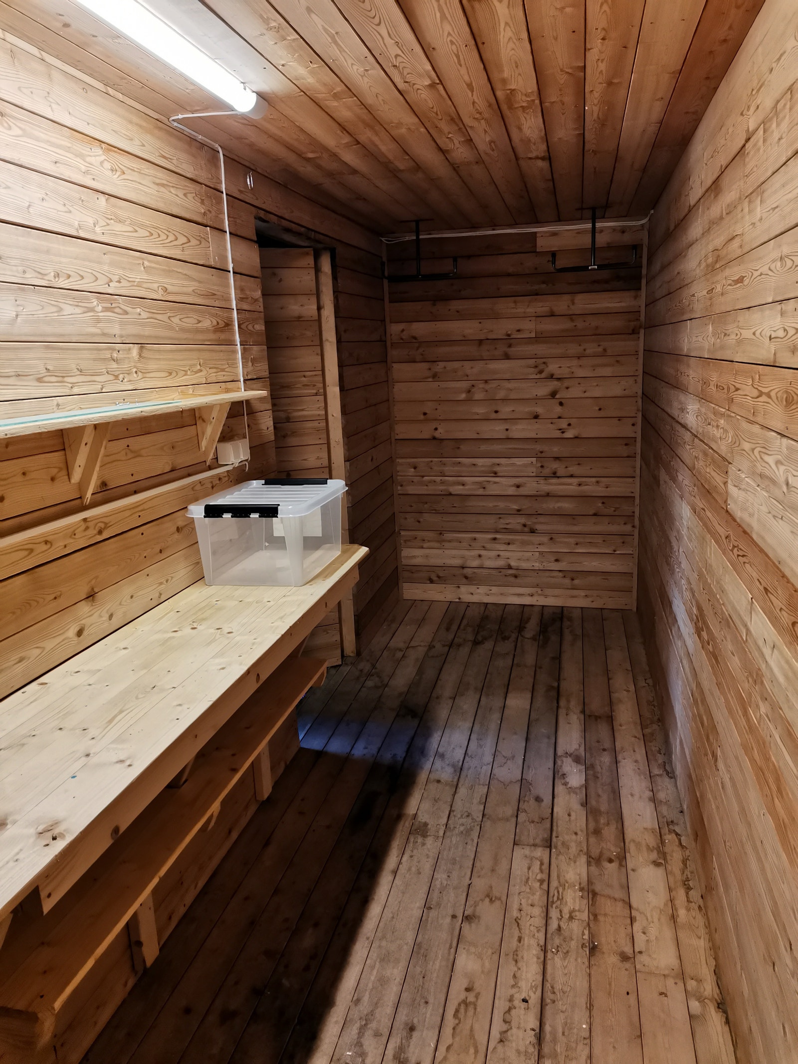 Stor isolert bod i bakkant av dobbelt garasje. Galleribilde