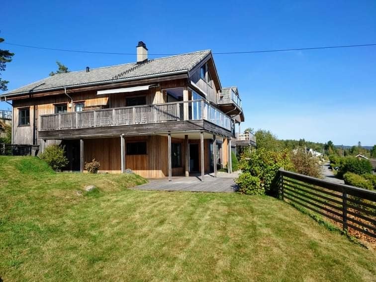 Leilighet på bakkeplan med stort utearealer. Galleribilde