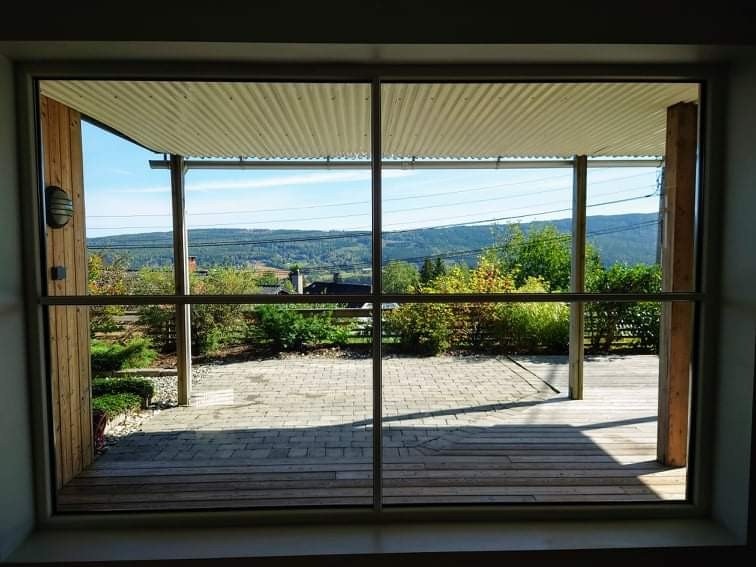 Utsikt fra stort vindu i stue. Galleribilde