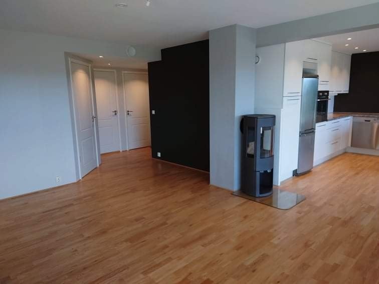 Kjøkken til høyre, gang til venstre. Galleribilde