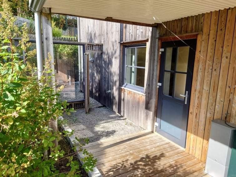 Terrasse dør og vindu til det ene soverommet. Galleribilde