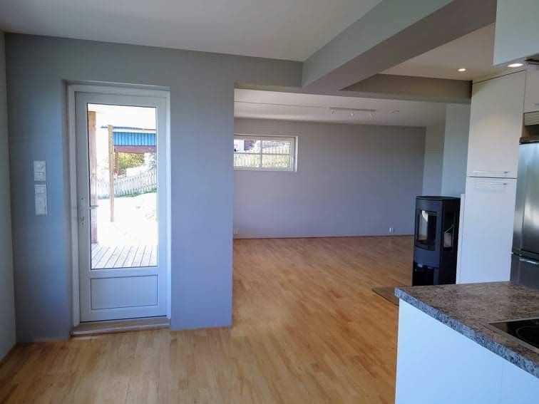 Bilde fra forkant kjøkkenøy mot stue. Galleribilde