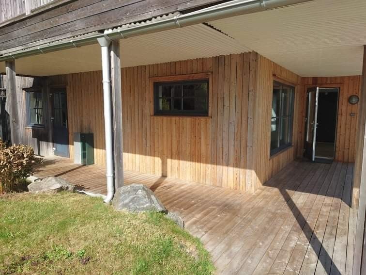 Dør inn til kjøkken. 2 vinduer til stue Galleribilde