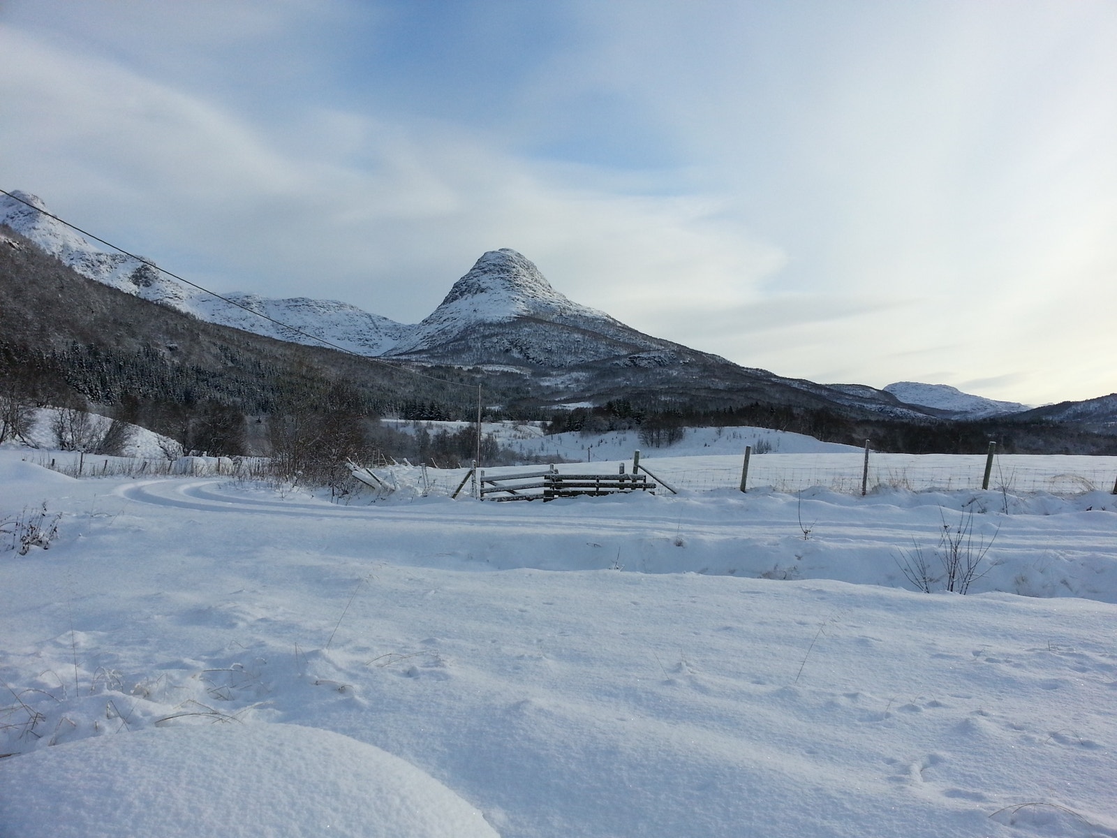 Vinterbilde mot Stakken. Nydelige skiforhold. Skiløyper kjøres opp med snøscooter. Galleribilde