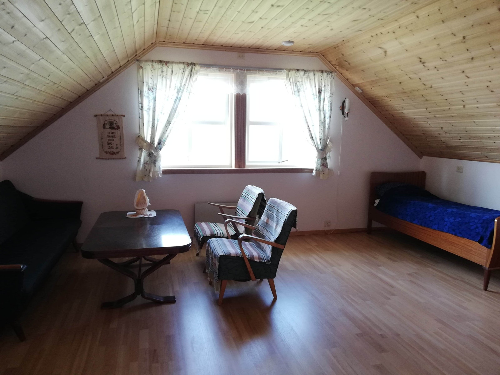 Loftstue. Nydelig utsikt mot sør-vest. Galleribilde