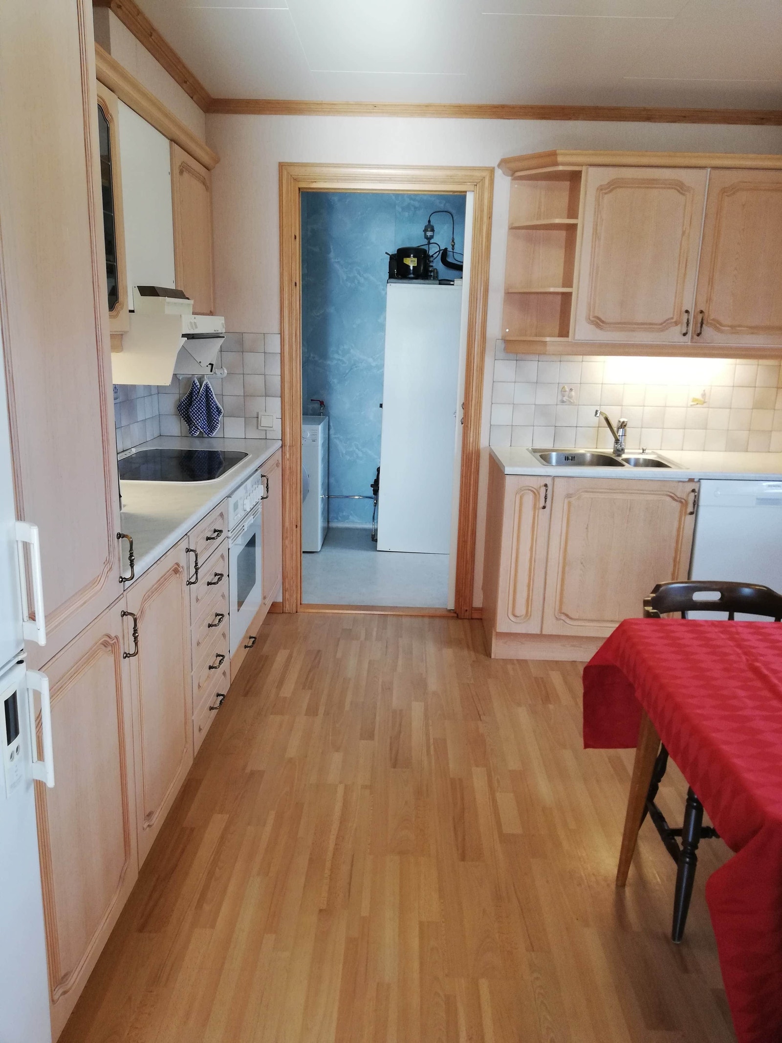 Kjøkken. Inngang til Vaskerom og Kjølebod. Galleribilde