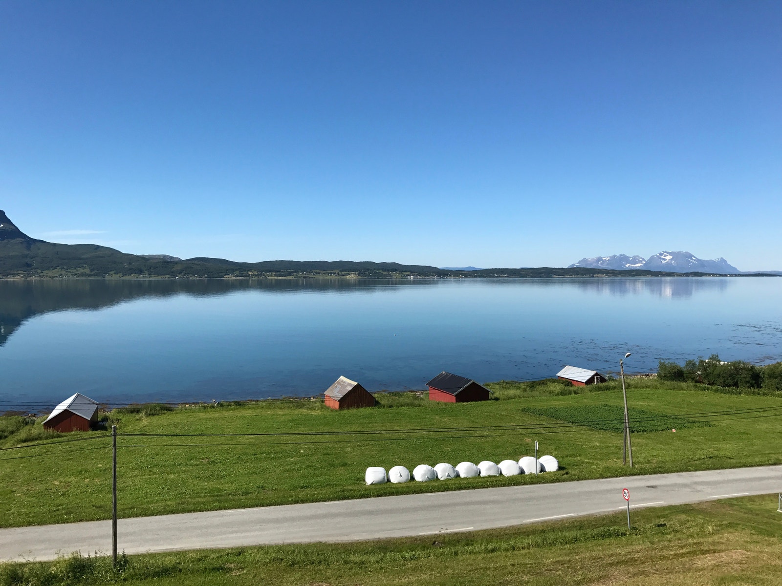 Utsikt fra Terrasse. Rolløya og Grytøya. Galleribilde