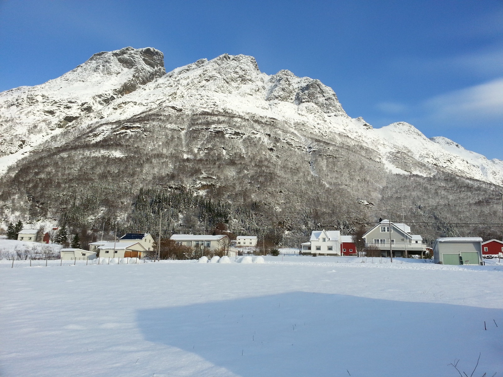 Å tinden. Kalles gjerne "Sovende Dronning" siden fjellkjeden ser ut som en sovende kvinne. Galleribilde
