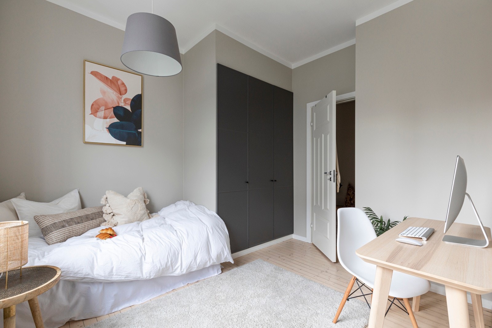Pent soverom 2 med smakfult fargevalg og praktisk garderobe. Galleribilde