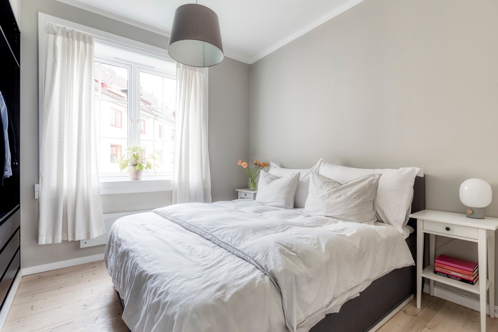 Romslig hovedsoverom som er vendt mot bakgård. Galleribilde