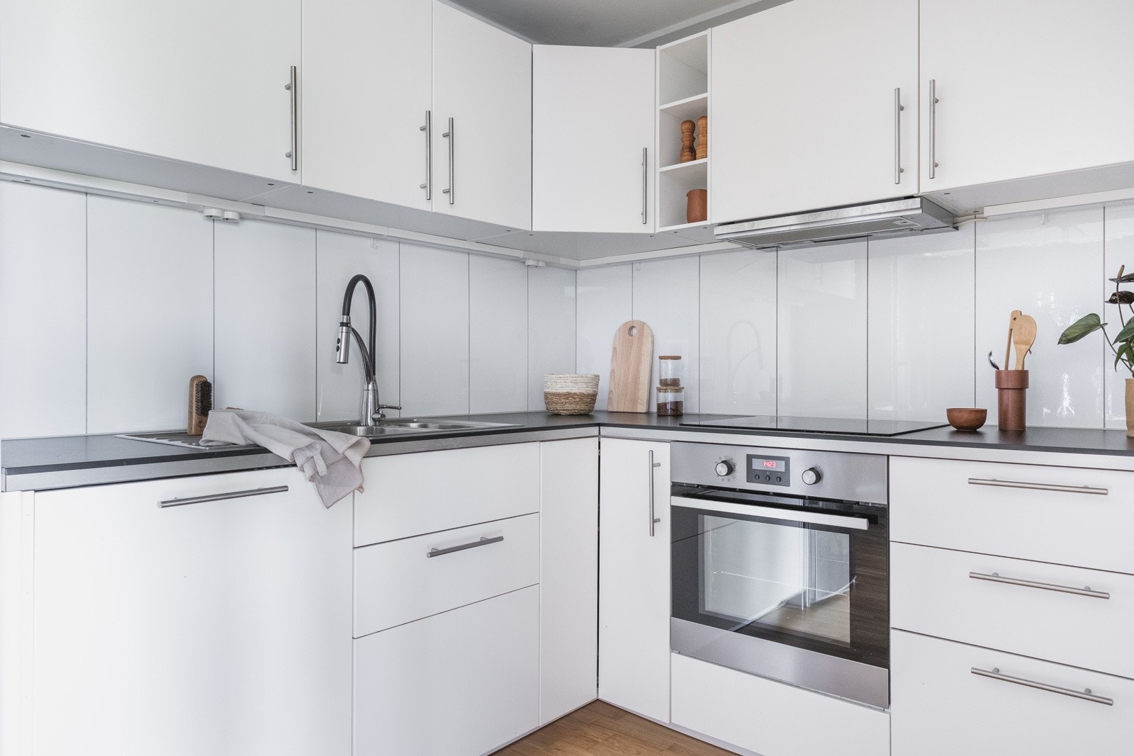 Innredningen er fra 2014 og har et tidløst uttrykk med hvite, slette fronter og laminat benkeplate i mørk utførelse som står i en fin kontrast til frontene. Galleribilde