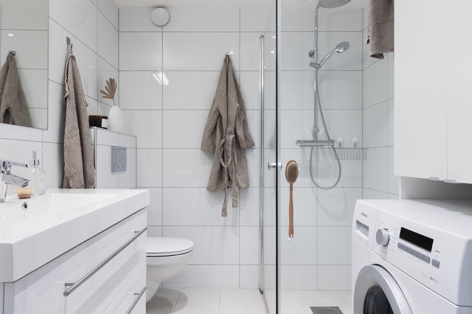 Stilrent og delikat baderom fra 2014 med varmekabler i gulv og opplegg for vaskemaskin. Galleribilde