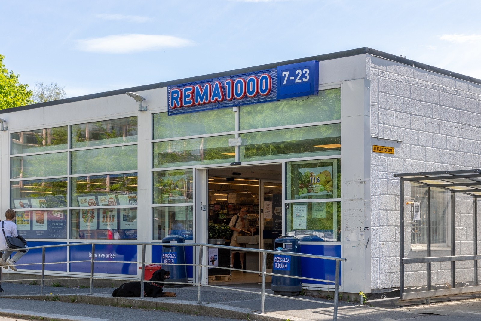 Nærmeste dagligvarebutikker er Rema 1000 Hovseter og Hovseter Frukt og Grønt som er søndagsåpent. Galleribilde