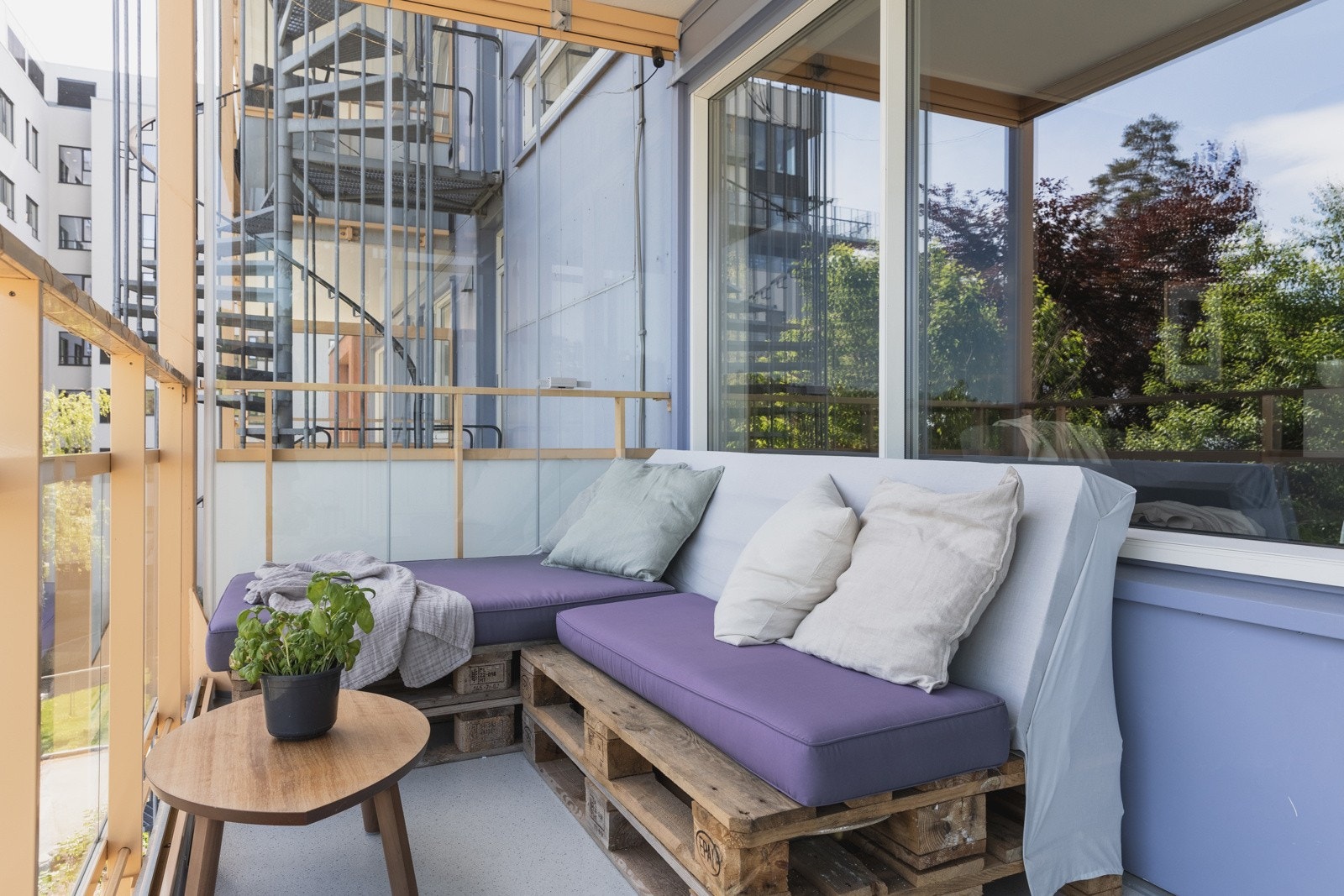 Leiligheten byr på en herlig innglasset balkong på ca. 7 kvm med god plass til sittegrupper og grill. Galleribilde