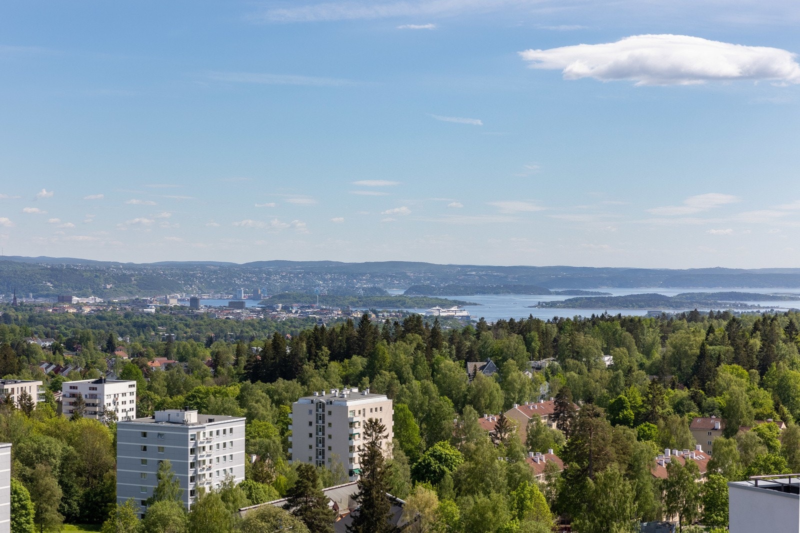 Fantastisk utsikt over byens tak. Galleribilde