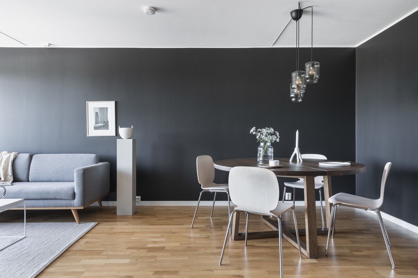 God plass til stor spisegruppe i tilknytning til kjøkkenet. Galleribilde