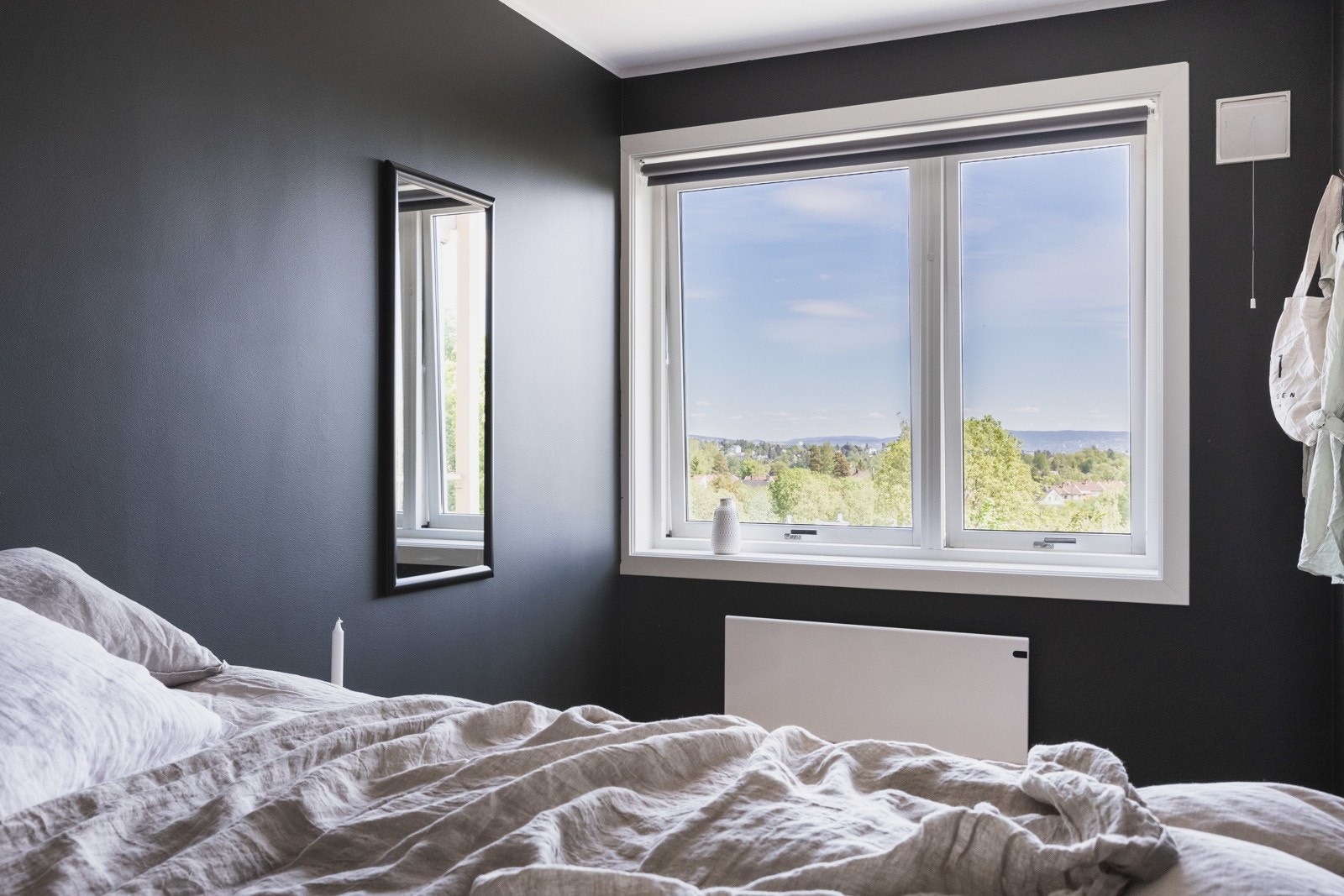 Soveromsvinduet byr på en deilig utsikt og en magisk kveldsstemning. Galleribilde