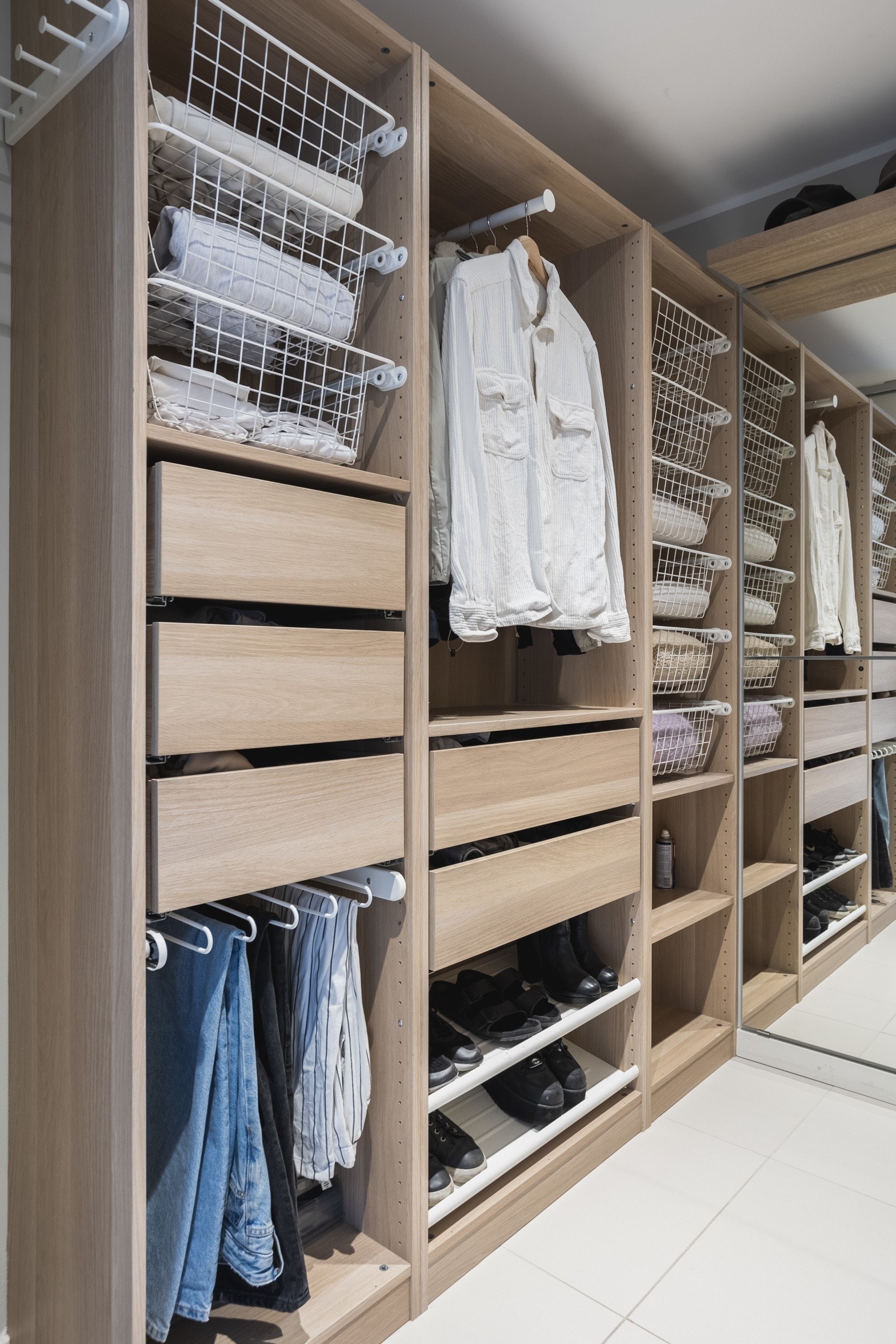 Fra entréen er det direkte tilgang til et praktisk walk-in-garderobe som er pent innredet med åpne garderobeløsninger på begge sider av veggen. Galleribilde