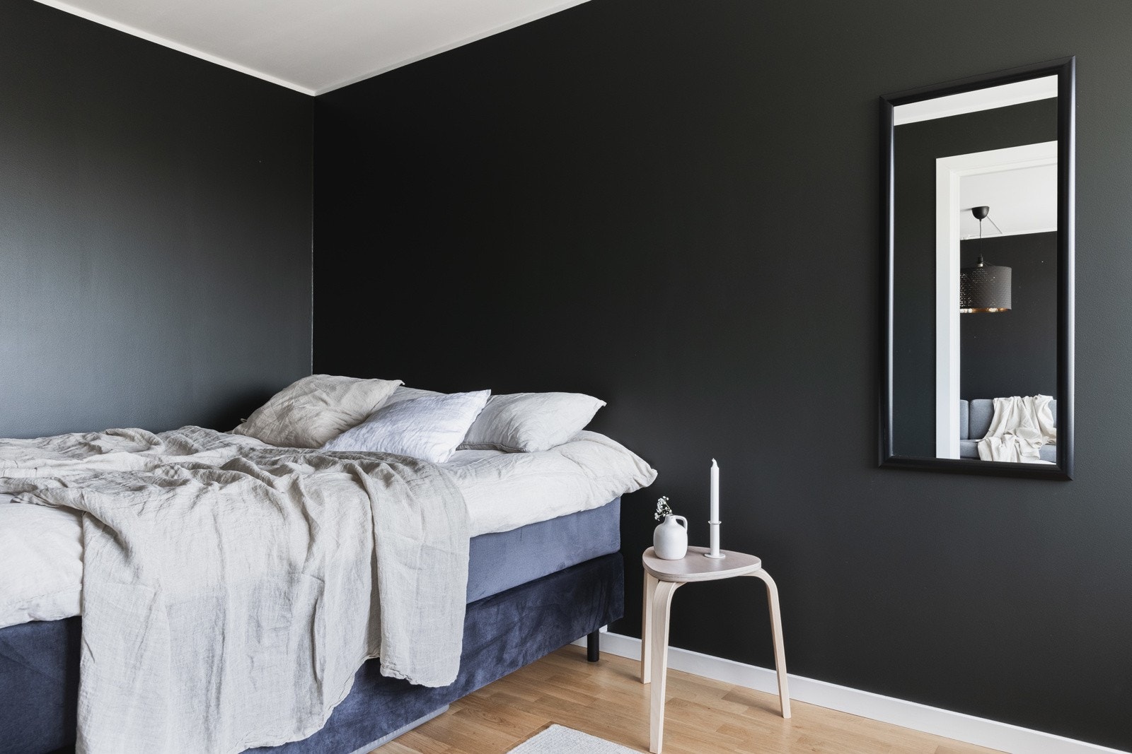 Soverom med god plass til dobbeltseng, nattbord og kommode. Galleribilde