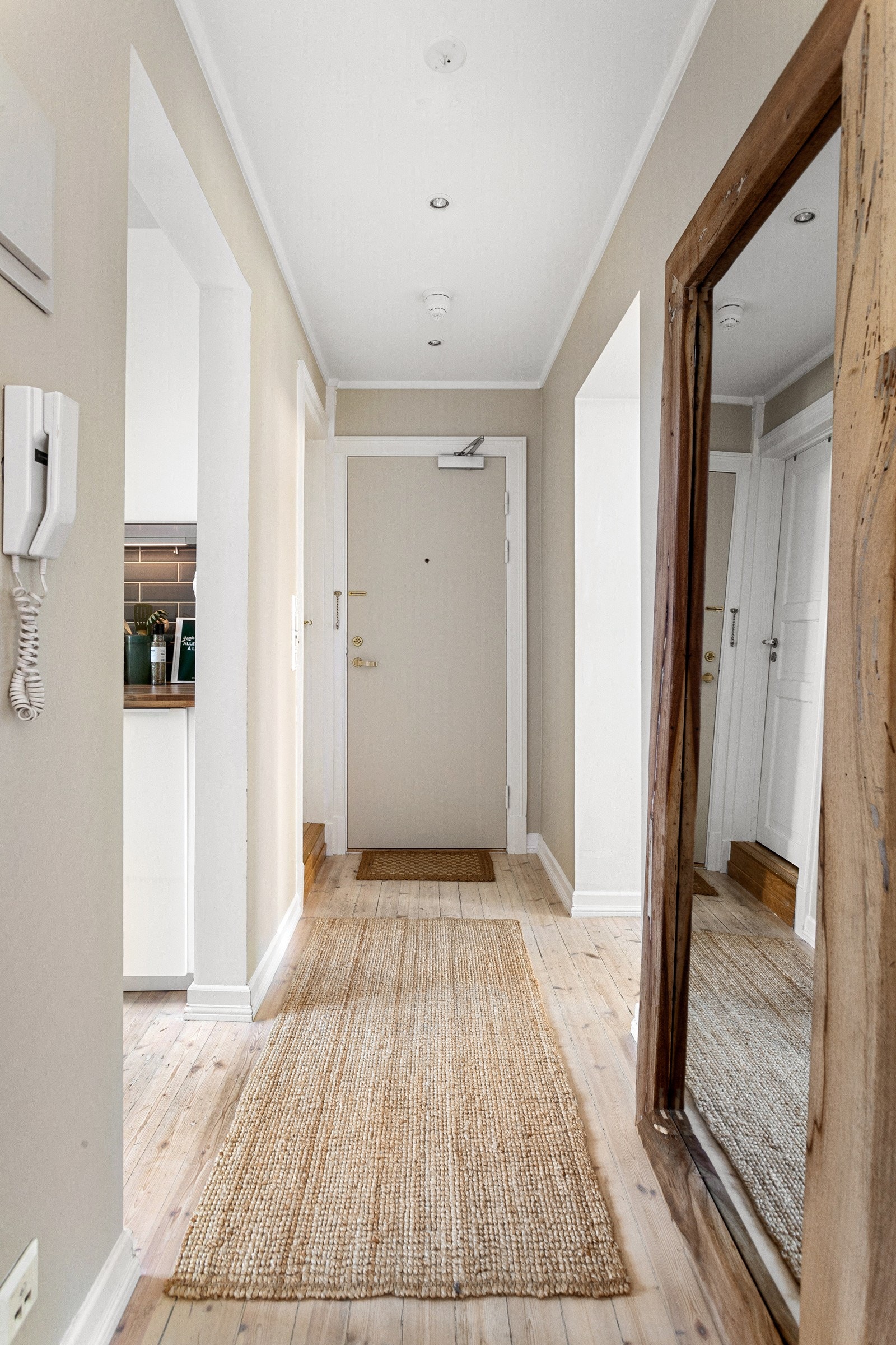 Du ønskes velkommen inn i en lys og innbydende entré med downlights i himlingen. Montert porttelefon og sikringsskap med automatsikringer på vegg. Galleribilde