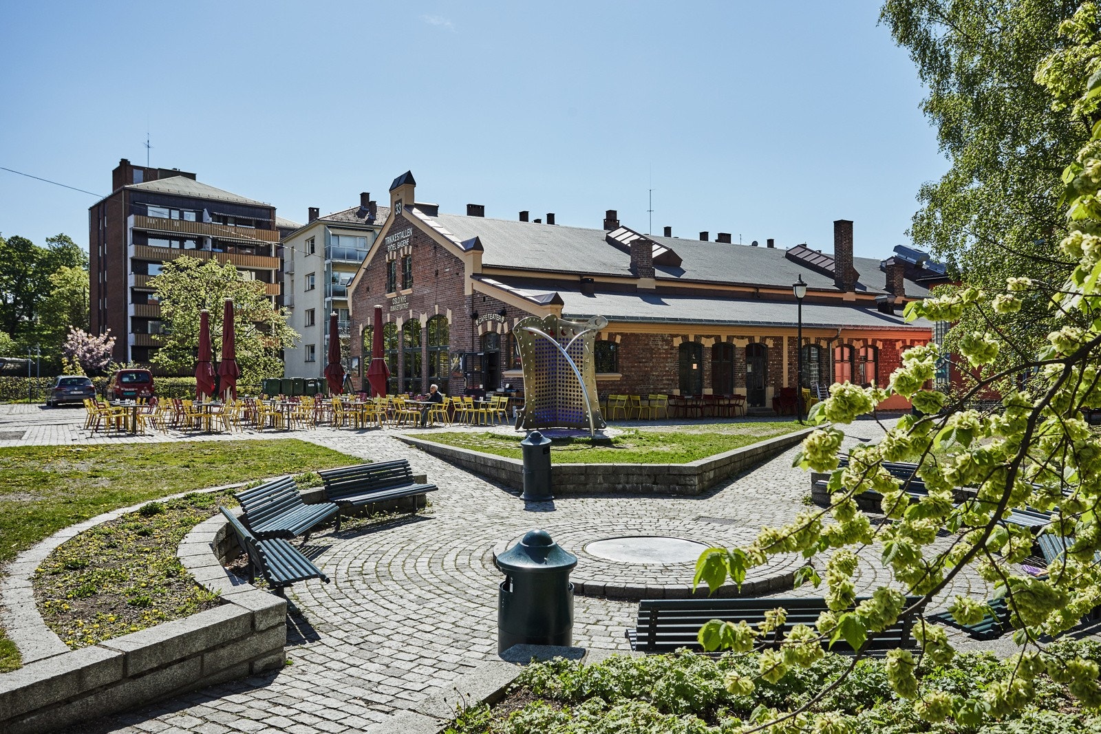 Populære Trikkestallen med solrik uteservering. Galleribilde