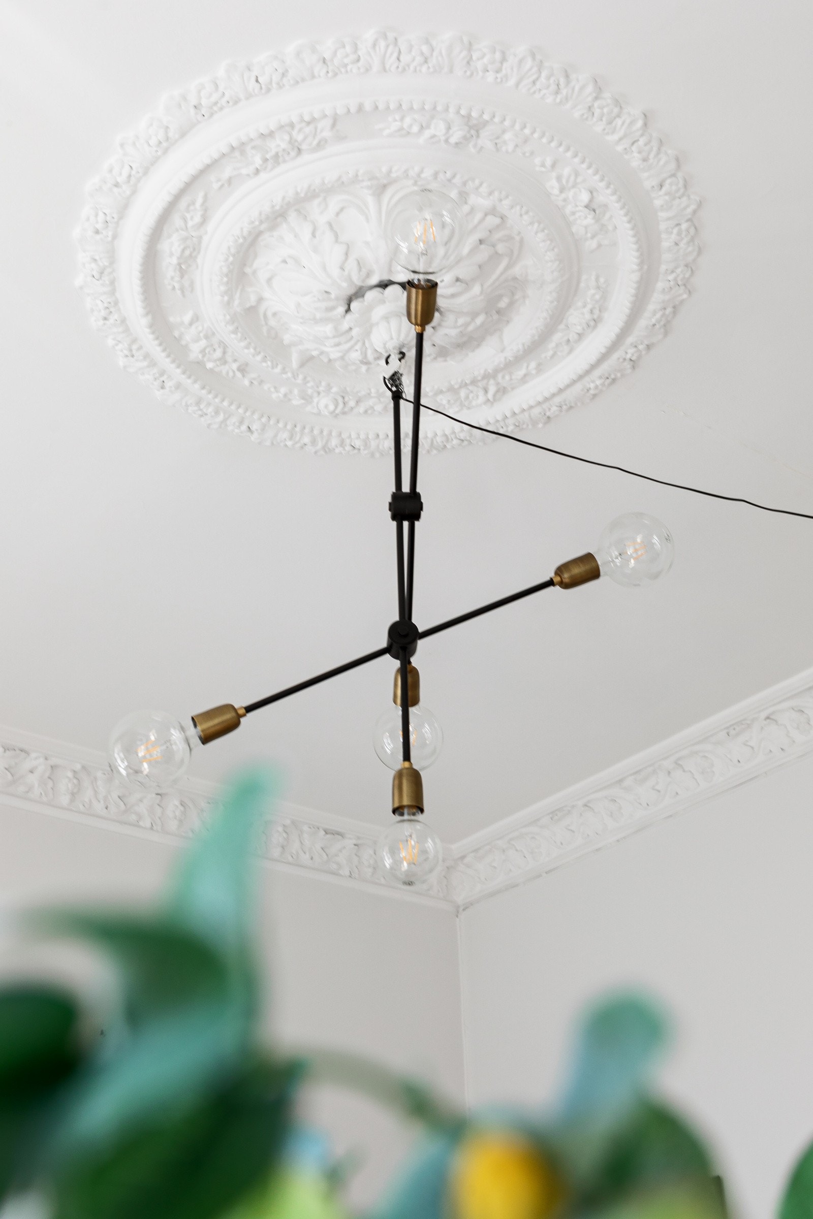 I himlingen har du flott original stukkatur og en lekker rosett som hører med i en klassisk leilighet som denne. Galleribilde