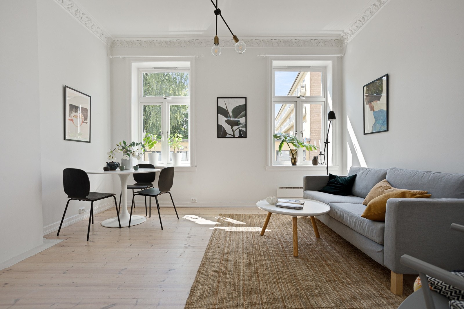 De to store og klassiske vindusflatene slipper inn rikelig med naturlig lys, og de brede vinduskarmene er perfekte for planter og dekor. Galleribilde