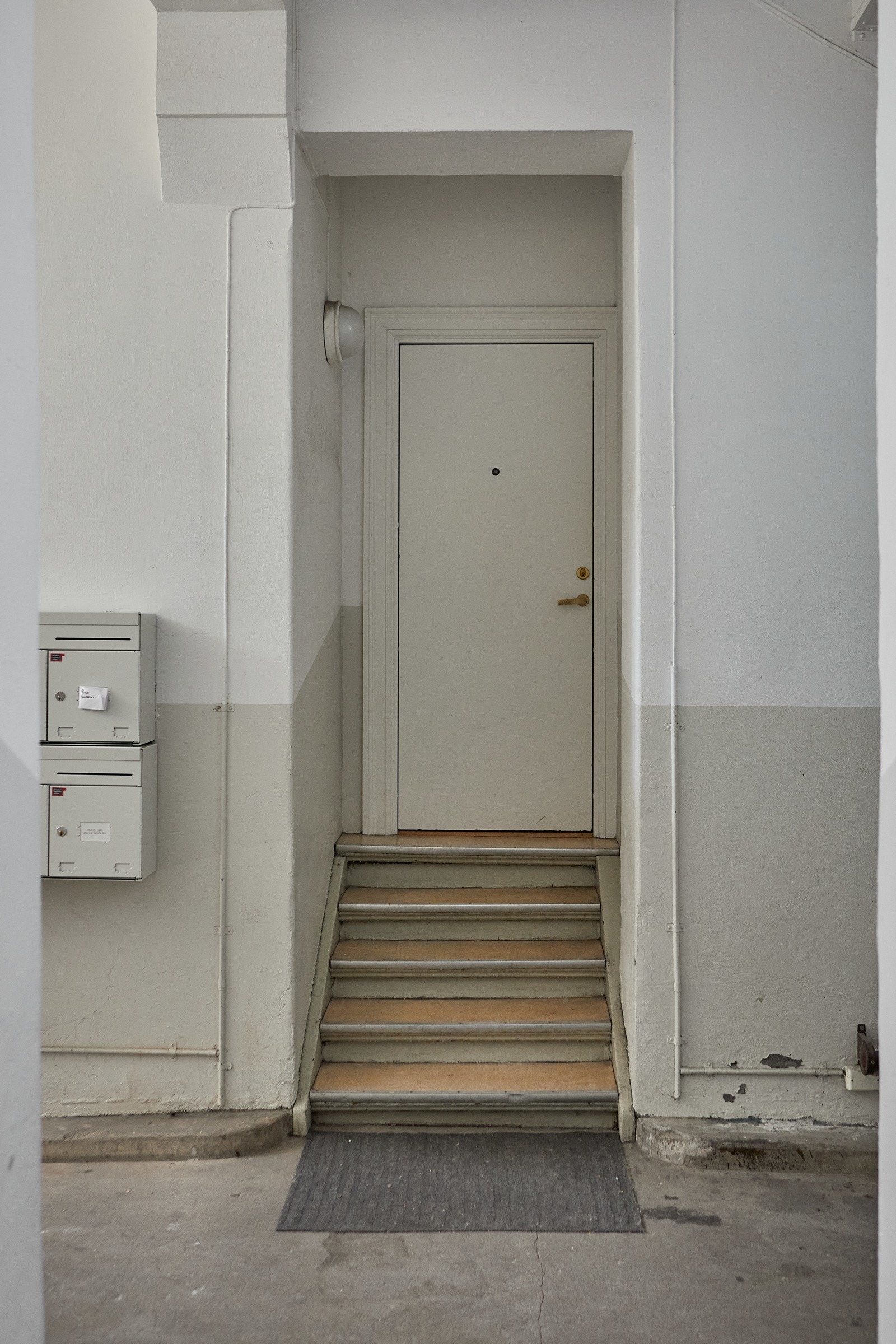 Fra felles låst portrom har du eget inngangsparti inn til leiligheten. Galleribilde