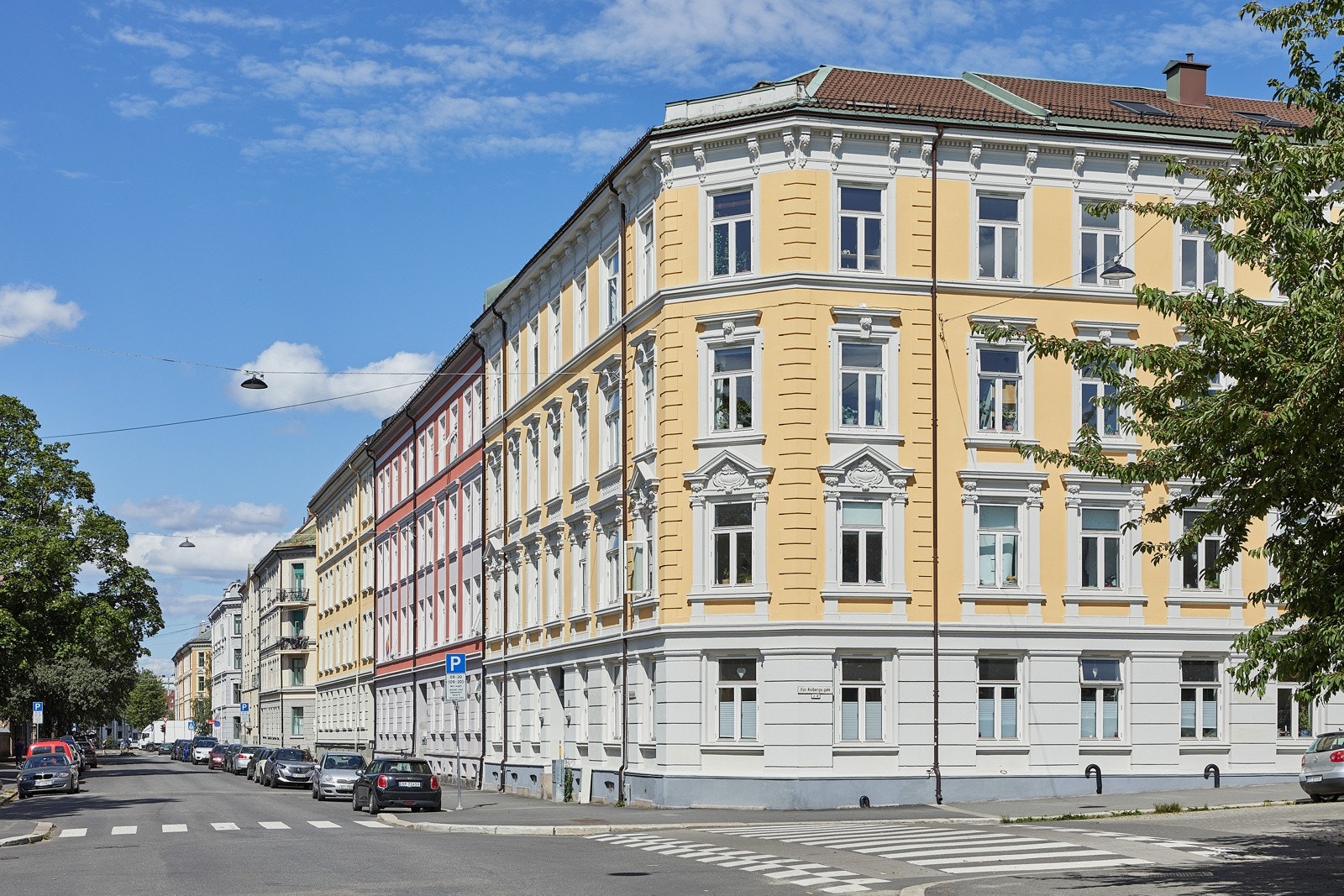 Attraktiv beliggenhet i et veletablert boligområde på Torshov med frodige grøntområder i umiddelbar nærhet som f.eks. Torshovparken, samtidig som du kun er en kort spasertur fra sentrum og alt byen har å tilby. Galleribilde