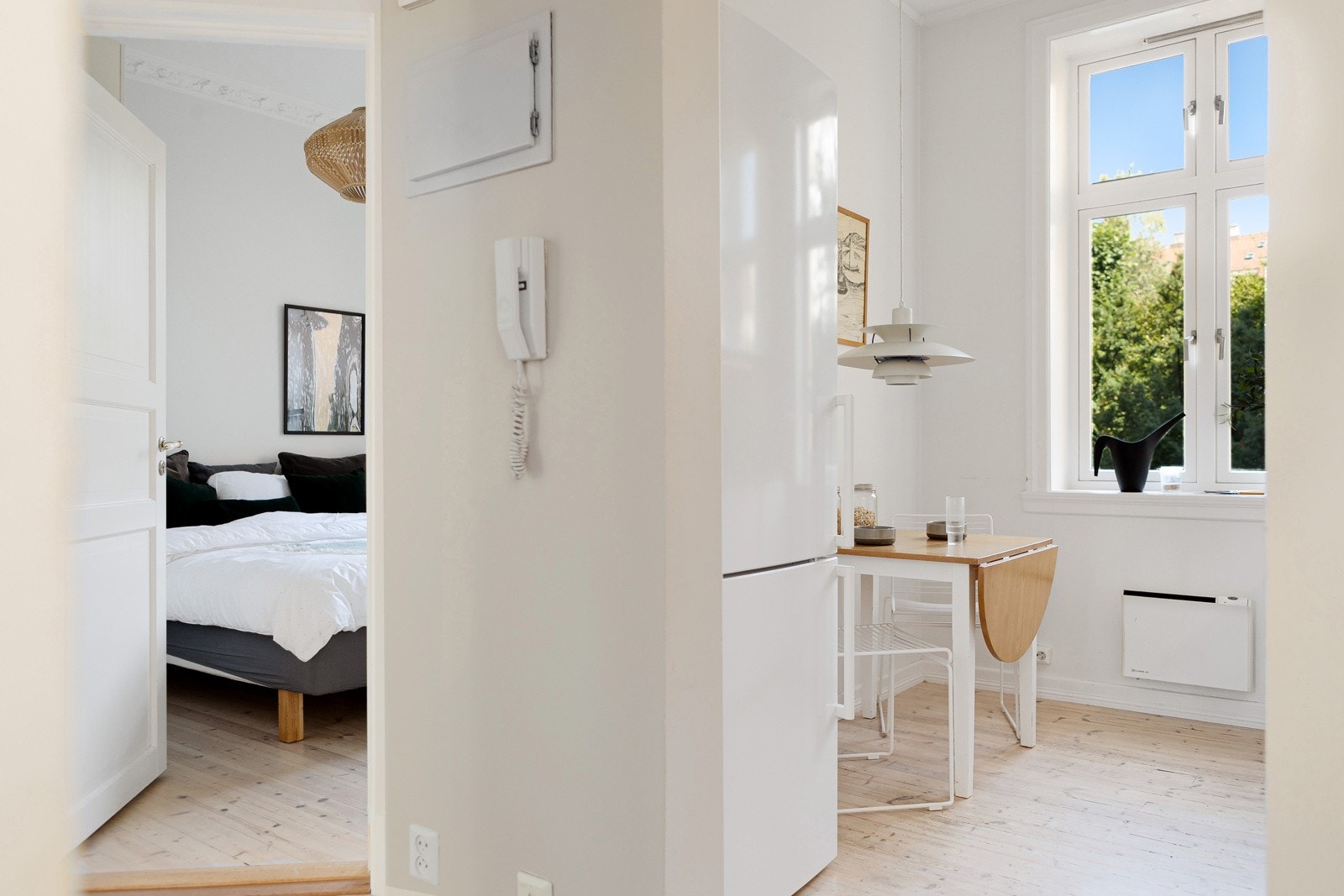 Leiligheten har et lyst og innbydende hovedsoverom som vender ut mot rolig bakgård. Galleribilde