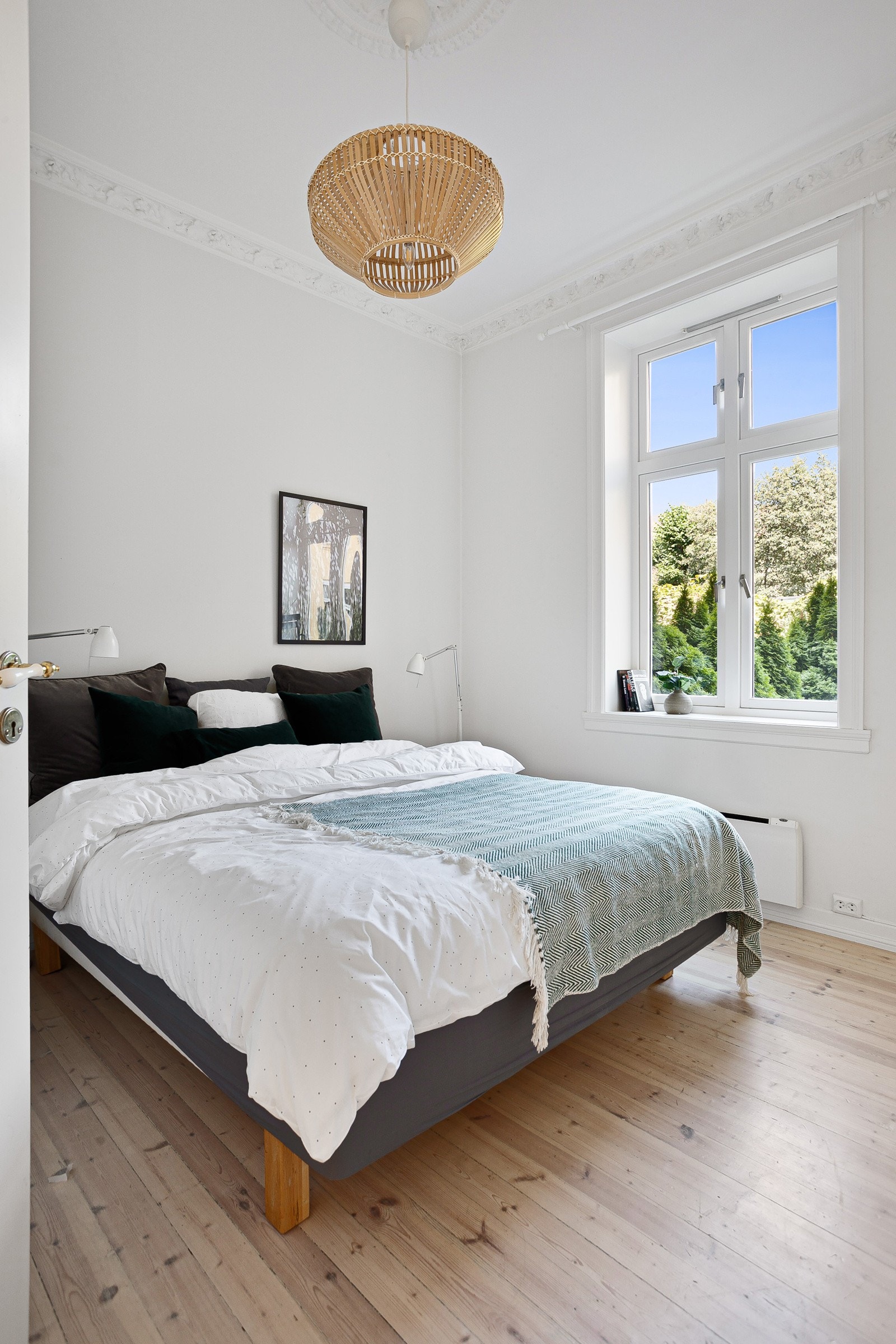 God standard med lyse originale tregulv og glatte lysmalte overflater. Også her har du fantastisk takhøyde på over 3 meter, nydelig stukkatur og en lekker rosett i himlingen. Galleribilde