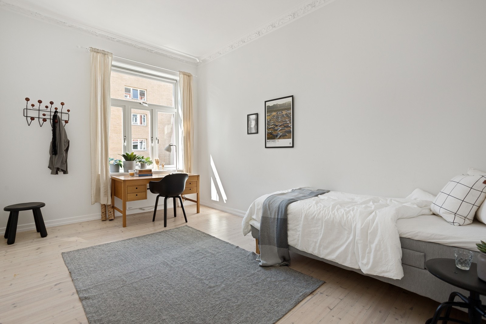 Samme gode standard som resten av leiligheten med lyse originale tregulv og glatte lysmalte overflater. Galleribilde