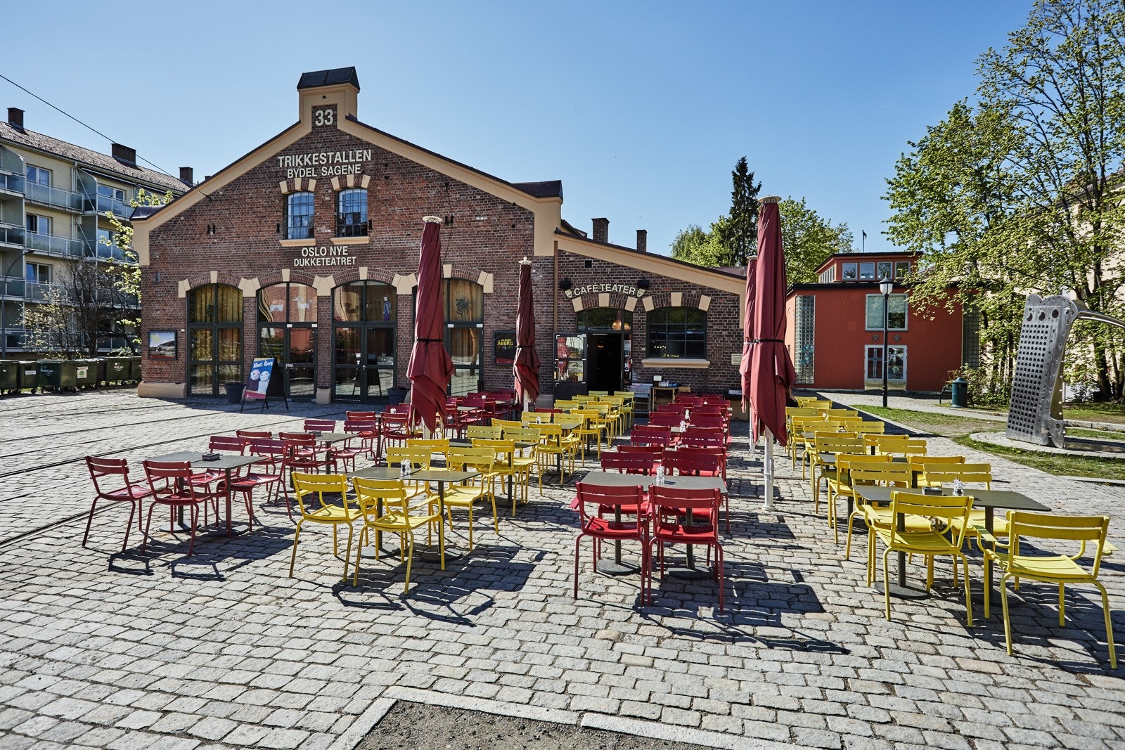 Trikkestallen med flott uteservering. Galleribilde