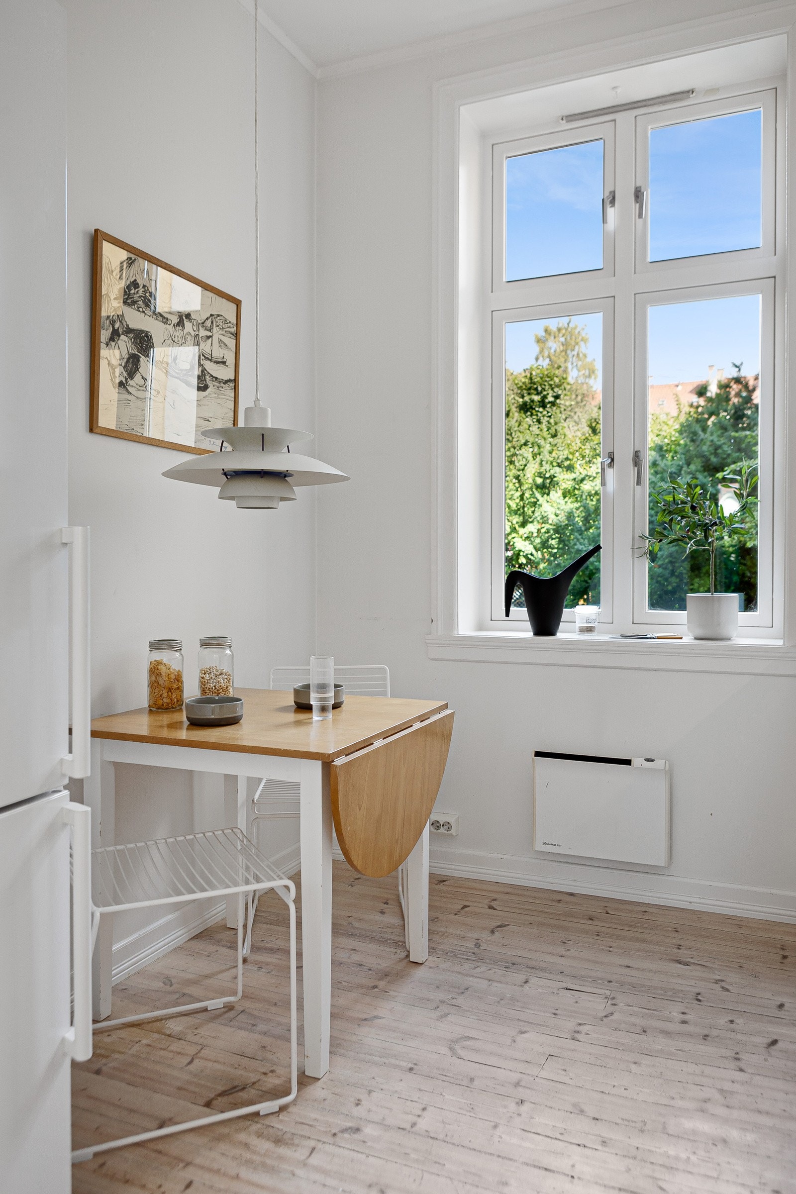 Ved vinduet har du naturlig plass til et frokostbord som gjør at også kjøkkenet blir et naturlig oppholdsrom. Galleribilde