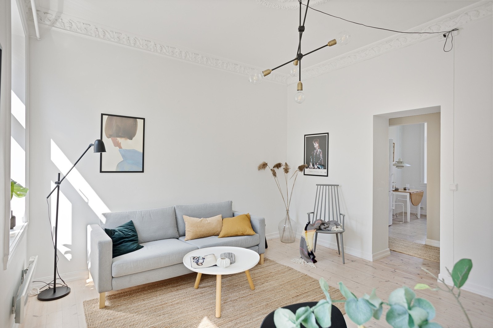 Stuen er det naturlige oppholdsrommet i leiligheten, og er et stort, lyst og fint rom. Galleribilde