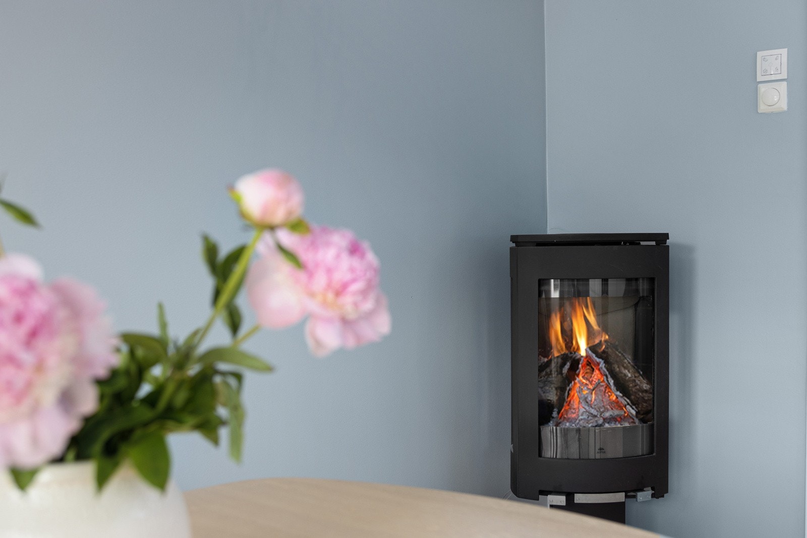 Rommet er utstyrt med en moderne peisovn for ekstra varme og hygge i de kalde årstider. Galleribilde