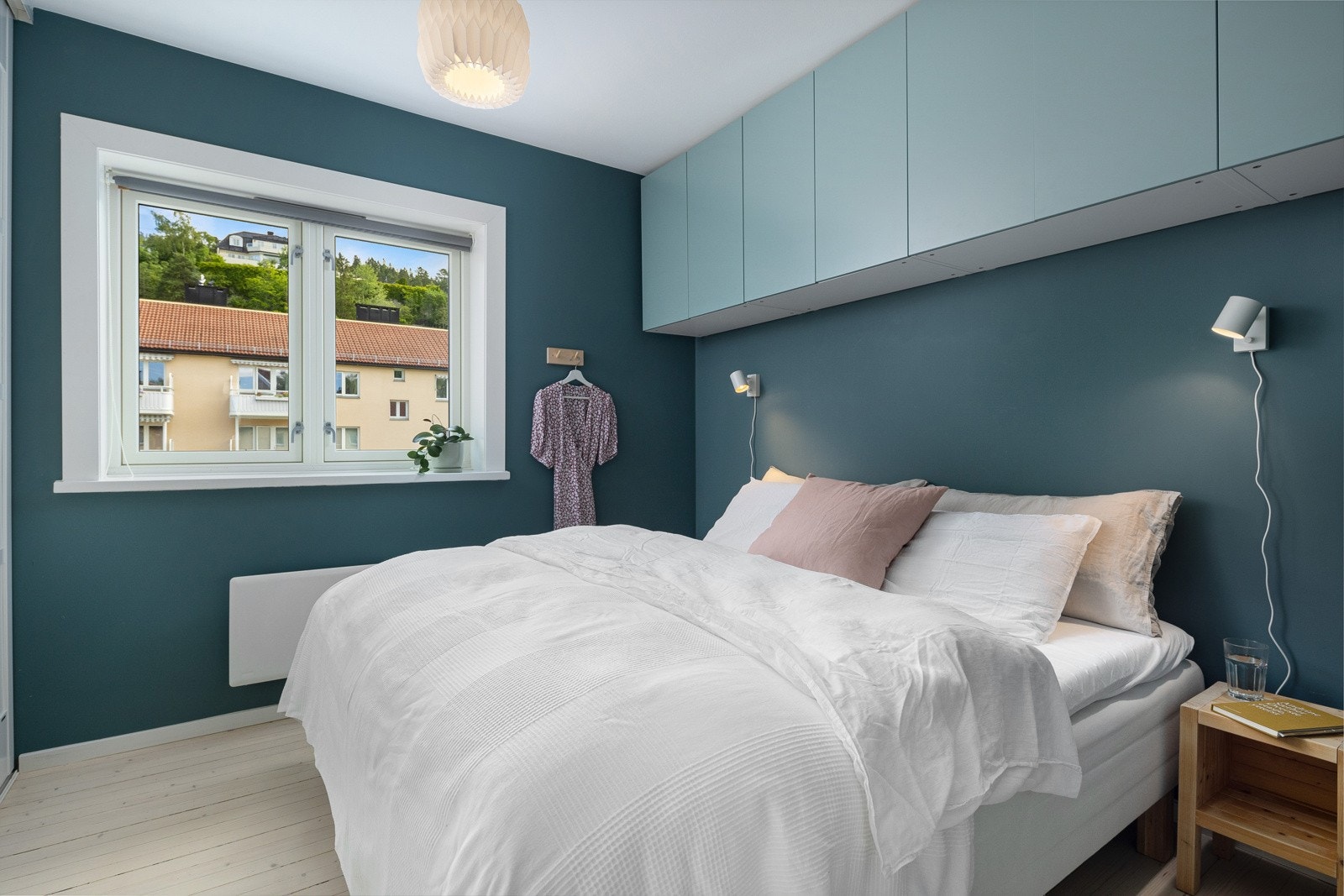 Leiligheten har to luftige soverom. Rommene har i likhet med resten av leiligheten et moderne fargevalg på overflater og pene gulv. Galleribilde