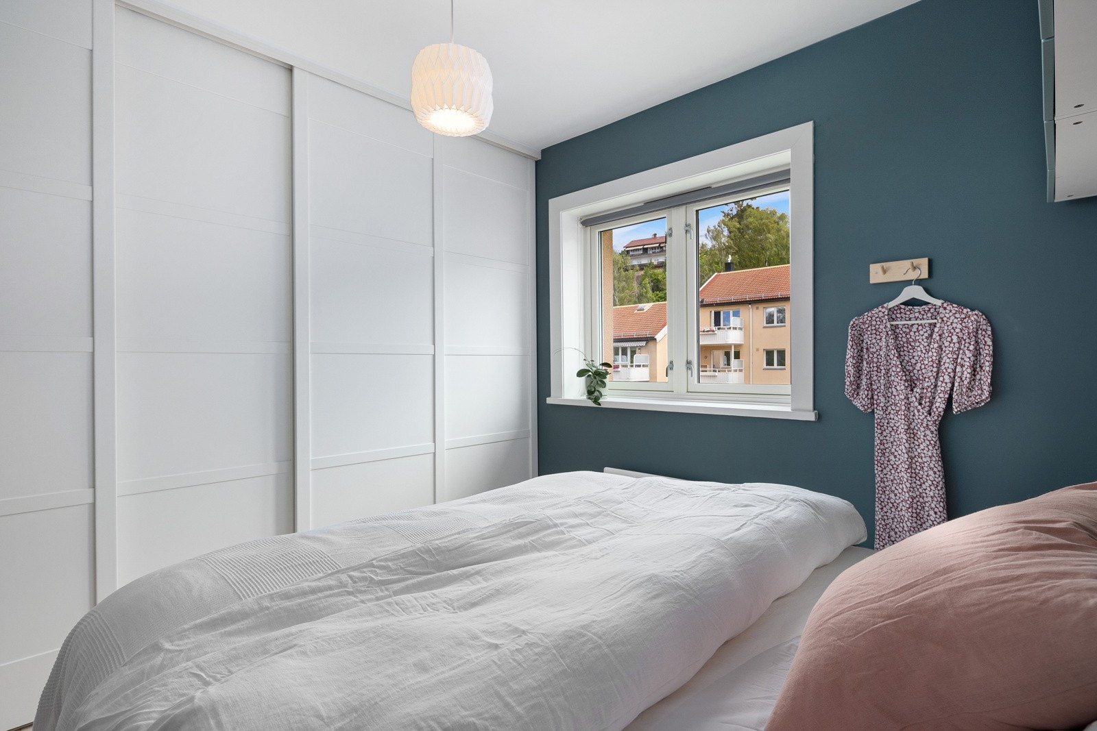 På hovedsoverommet er det stor skyvedørsgarderobe og vegghengte hyller for oppbevaring. Galleribilde