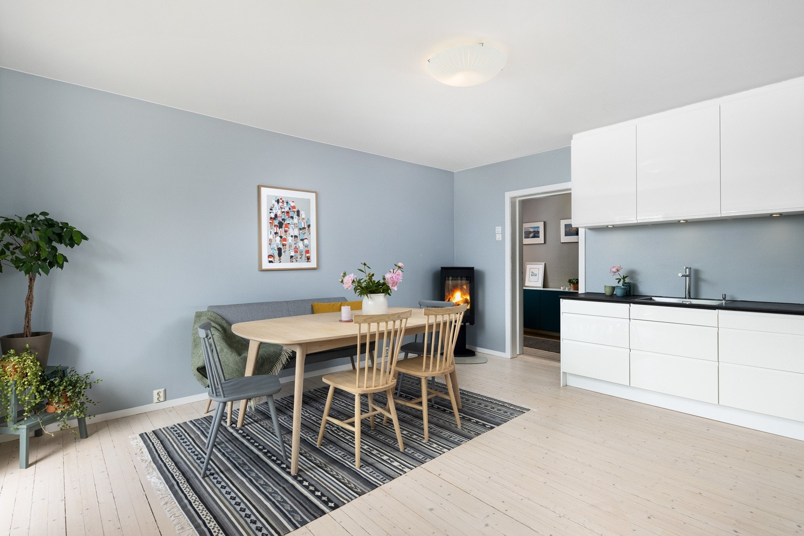 Det er god plass til stor sittegruppe og øvrig møblement. Galleribilde