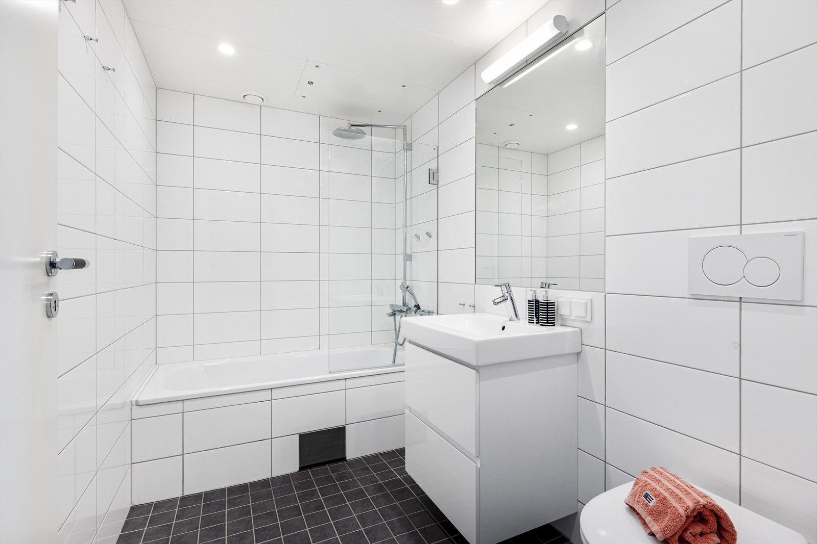 Bad 1: Lyst og delikat bad med badekar og regnfallsdusj. Galleribilde