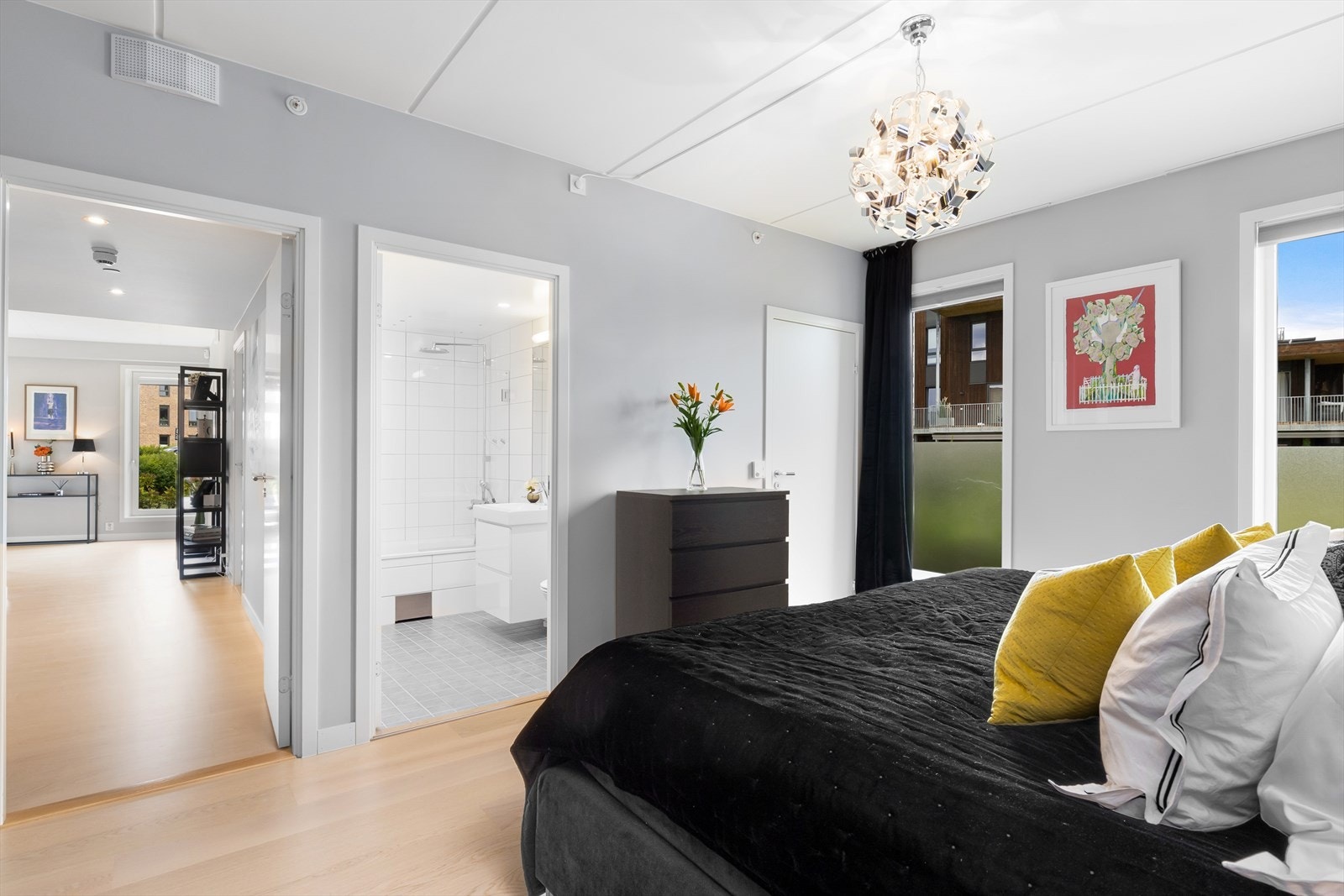 Fra hovedsoverommet er det inngang til eget bad og innvendig bod. Galleribilde