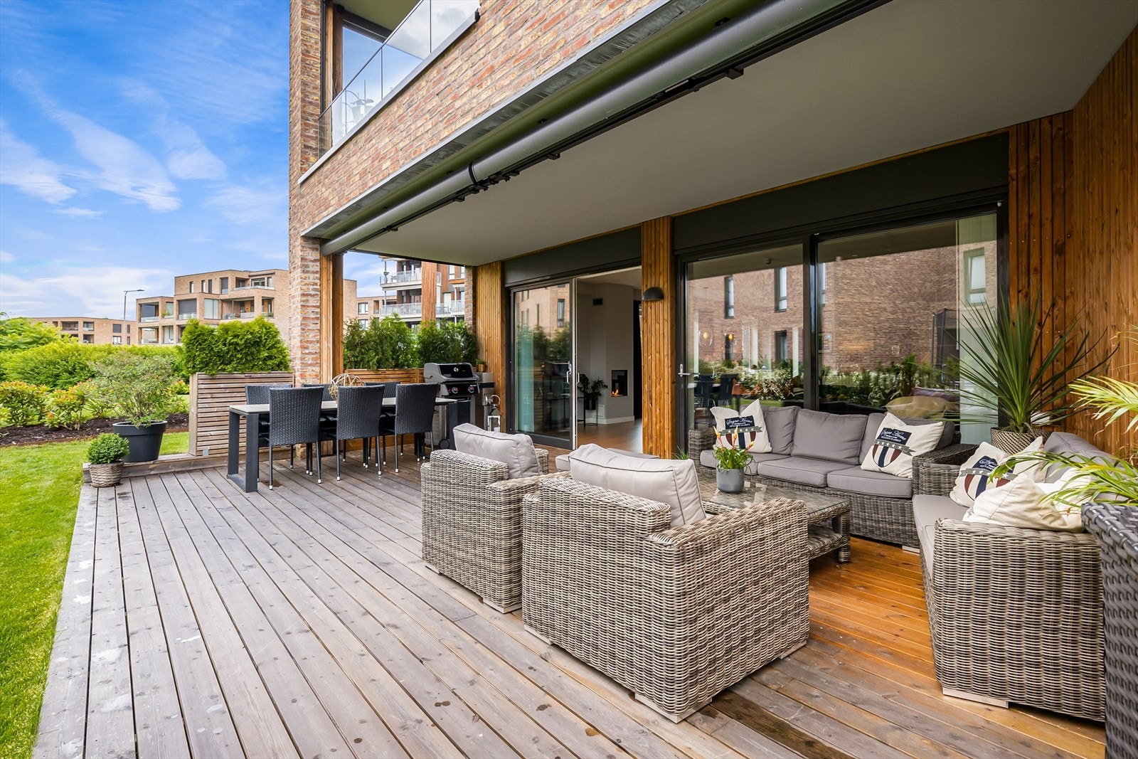 Fantastisk vestvendt markterrasse på hele 40 kvm og egen hagedel. Galleribilde