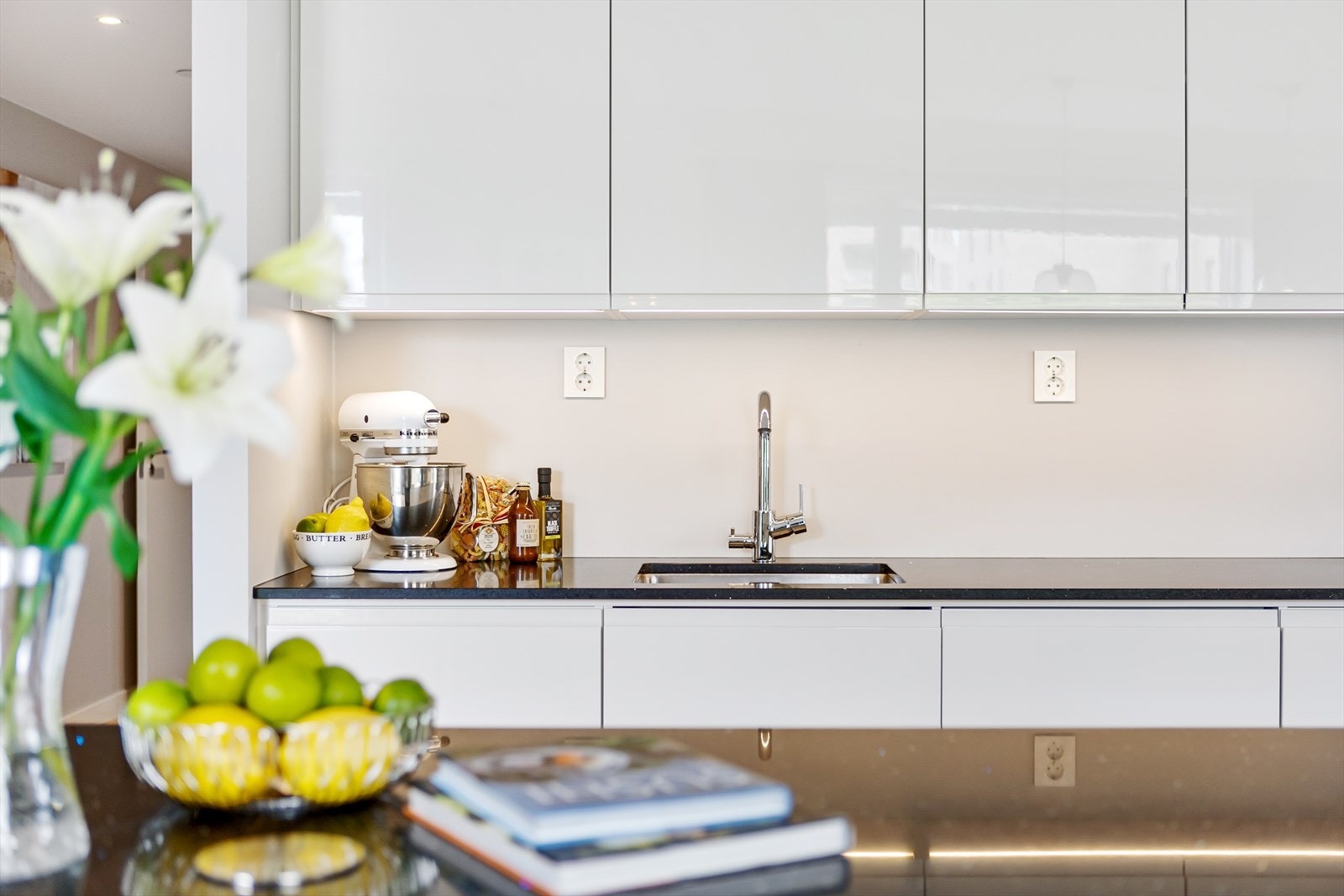 Stilrent kjøkken med masse benk- og skapplass. Galleribilde