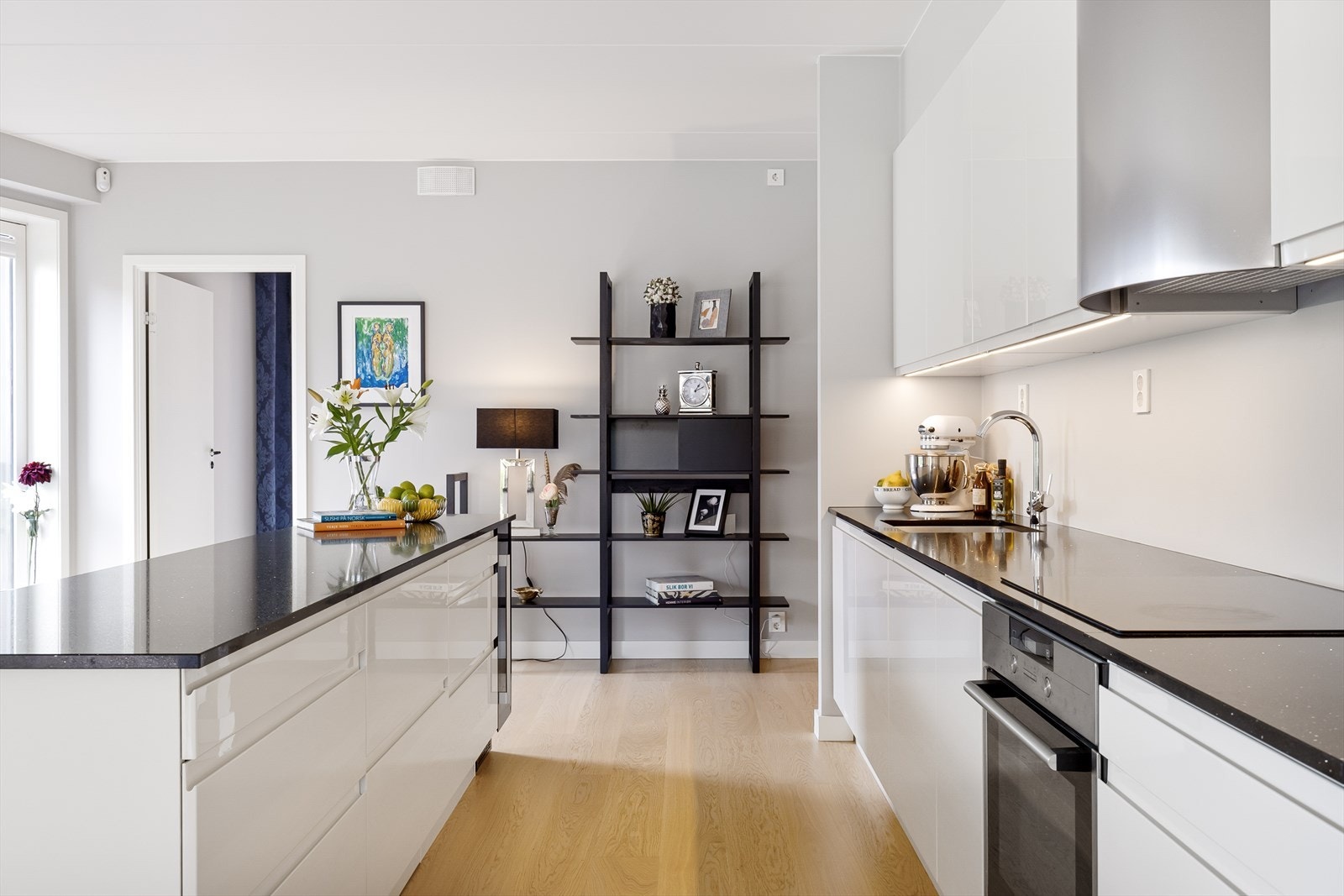 Integrerte hvitevarer. Induksjonstopp, stekeovn, oppvaskmaskin og kjøleskap med fryser fra Siemens. Samt vinkjøler plassert i kjøkkenøy. Galleribilde